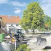 Im Einmündungsbereich Oberer Riedweg in die Thannhauser Straße in Münsterhausen wird zurzeit fleißig gearbeitet. Im Rahmen der Dorferneuerung soll Granitsteinpflaster verlegt werden und mehr Grünflächen entstehen.  
