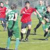 Nico Ziegler (Mitte, rotes Trikot) spielte von Beginn an für die JFG Neuburg gegen den TSV Wemding. Am Ende durfte er mit seinen Kollegen der A-Jugend einen knappen Sieg und drei Punkte aus dem Ries bejubeln. 