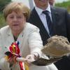 Angela Merkel im Sommer 2016 beim Spatenstich für eine Bundesstraße auf Rügen.  	