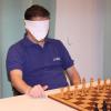 Marc Lang spielt „blind“ gegen 25, 35 oder sogar 46 Gegner Schach. Der Günzburger ist im Spiel der Könige ein absolutes Ausnahmetalent und hat schon mehrere Rekorde gebrochen. 	 	