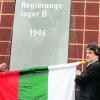 Lange habe die Vertriebenen darauf gewartet, jetzt wurde sie enthüllt: die Gedenktafel für das sogenannte "Regierungslager B", am Rande der Friedberger Straße. Foto: Ruth Plössel