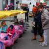 Saskia und Elisa Fuchs (vorne links) haben viel Spaß bei ihrer Fahrt mit der Schweinchenbahn auf dem Wertinger Herbstmarkt, bei dem sie von mama Kerstiin und Oma Erika kräftig angefeuert werden. 