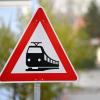 Eine 34-Jährige übersieht alle Warnsignale und fährt auf einen Bahnübergang bei Ichenhausen. Sie hat Glück im Unglück. 