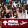 Verbraucherschützer kritisierten, dass Tickets bei ausgefallenen Flügen oft nicht erstattet wurden, und fordern die Abschaffung des Vorkasse-Prinzips. 