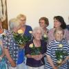 Vor 40 Jahren haben sie den Frauenbund Emersacker gegründet. Jetzt erinnern sich die Frauen zusammen mit Pfarrer Joachim Seiler (links) und der Vorsitzenden Roswitha Felber (Zweite von rechts) an die vielen Aktivitäten der Gruppe. 	