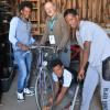 Helfer Hartmut Teuffel bringt mit den Asylbewerbern Hailemariam Haben, Zeren Weddeslase und Saha Ande ein gespendetes Fahrrad auf Vordermann. 