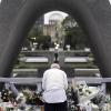 Ein Mann betet vor dem Kenotaph in Hiroshima am 75. Jahrestag des Bombenabwurfs für die Opfer.