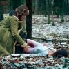 Die Bloggerin Charlie (Stefanie Stappenbeck) findet an einem eiskalten Wintertag im Wald die tote Joggerin Carolina Gröning (Tatiana Nekrasov).