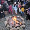  Stimmungsvoll mit einem Lagerfeuer ist der Oberhauser Advent am Helmut-Haller-Platz.