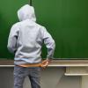 Ein heute 15-Jähriger soll erheblich den Unterricht gestört haben. Deswegen wurde er davon ausgeschlossen. Dann verklagte er seine Schule. 