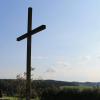 Zum Feldkreuz pilgern jedes Jahr die Menschen aus dem Tal, um den Ausblick ins weite Laugnatal zu genießen.