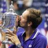 Daniil Medwedew küsst seine US-Open-Trophäe.