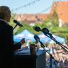 AfD-Co-Chefin Alice Weidel spricht beim Politischen Frühschoppen Gillamoos auf der Bühne.