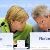 Bundeskanzlerin Angela Merkel und CDU-Finanzexperte Klaus-Peter Flosbach tuscheln über die Finanzmarktsteuer.