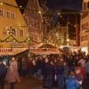 Lichter und Weihnachtsdekoration hängen zwischen den Häusern, die Besucher schlendern durch die Gassen und trinken Glühwein: Bald ist das auf dem Nördlinger Weihnachtsmarkt wieder möglich. Der Weihnachtsmarkt in Nördlingen hat vom 29. November bis zum 23. Dezember geöffnet<b>. (Symbolbild)</b>
