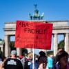 Unter dem Motto "Querdenken" demonstrieren am Samstag tausende Gegner der Corona-Maßnahmen in Berlin.