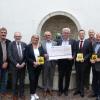 Von links nach rechts: Manfred Zeiselmair (Kinofreunde Aichach), Klaus Habermann (Bürgermeister Aichach), Pia Kneißl/pgm-kreativ, Hermann Schrattenthaler, Dieter Nietzsche, Bastian Fuchs, Karl Fürst (Rotary Club Schrobenhausen-Aichach) und hinten Werner Rusch (Cineplex Aichach) 	