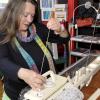 Christl Graf hat ihre Leidenschaft zum Beruf gemacht: Mit der Handstrickmaschine strickt sie ihre selbstentworfenen Modelle, , gibt Kurse und führt das Café im Blauen Haus. 