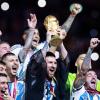 Argentiniens Lionel Messi jubelt mit WM-Pokal und seiner Mannschaft. Nun steht das Team auch auf Rang eins der Weltrangliste.