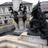 Noch sind Augustusbrunnen und Herkulesbrunnen mit Gummimatten ausgelegt. Anfang 2024 erhalten Augsburgs Prachtbrunnen neue Abdeckungen, bei denen die Brunnenfiguren frei bleiben.