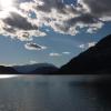 Noch ist der Ossiacher See für viele Besucher zu kalt zum Schwimmen – im Sommer tummeln sich im Wasser viele Badegäste. 