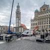 Der Holzpavillon ist nahezu verschwunden, dafür wird jetzt am Rathausplatz eine Bühne aufgebaut. 