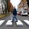 Ein Fußgänger geht über den ersten 3D-Zebrastreifen Österreichs in Linz.