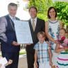 Zusammen mit seiner Frau Barbara und den Kindern Matilda, Rasmus und Josefina nahnm Tobias Burann-Drixler von Bürgermeister Bernd Müller den Kulturpreis der Stadt Bobingen entgegen. 