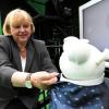 Beim Festakt für 50 Jahre Universität Augsburg präsentierte sich Präsidentin Sabine Doering-Manteuffel zukunftsorientiert mit Roboter Reeti.