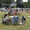 In ihren Parzellen feiern die Besucher den Picnic Sommer auf dem Landsberger Schlüsselanger. Es dauert am Samstag nicht lange, dann sind die Stühle und Decken leer - und es wird fröhlich getanzt. 