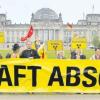 Diesen Atomkraftgegnern, die sich gestern vor dem Bundestag aufgestellt haben, geht der Ausstieg nicht schnell genug. Sie kündigen den Abgeordneten an, dass ihr Protest an den Kernkraftwerken mit Restlaufzeit weitergehen wird.  