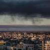 Dichter Rauch hängt nach mehreren israelischen Luftangriffen über den Gebäuden von Gaza-Stadt.