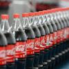 Cola gibt es von verschiedenen Herstellern. Die Schäden, die der Softdrink anrichtet, werden von jeder Sorte ausgelöst.