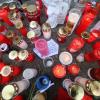 Freunde und Bekannte gedachten des Opfers Stefan D., 28, indem sie Fotos, Kerzen und Blumen am Tatort in der Chemnitzer Straße aufstellten. 