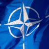 Eine Flagge der Nato weht im Wind.