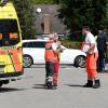 Einsatzkräfte versuchten am Mittwochmittag ihr Möglichstes, um ein siebenjähriges Mädchen zu retten. Es war auf einem Parkplatz in Günzburg von einem ausparkenden Fahrzeug überrollt worden und starb.  	