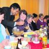 An zwei Abenden traf sich der Frauenkreis Reichling zum Beisammensein. Der Advent beim Frauenkreis begann mit einer Roratemesse in der Pfarrkirche St. Nikolaus und endete mit einem indischen Essen, zubereitet von Pater Joaquim und Pater Daniel. Foto: Gisela Klöck