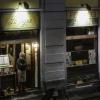 Kaum Gäste am Abend: Der Besitzer eines Restaurants in Rom schaut auf die Straße. Die Hauptstadt gehört zu den gelben Zonen. Die Einschränkungen sind noch moderat.