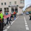 "Mobilitätswende hier und jetzt": Aktivisten blockierten am Dienstagmorgen für 15 Minuten die Rosenaustraße in Augsburg.