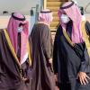 Mohammed bin Salman (r), Kronprinz von Saudi-Arabien, begrüßt Scheich Nawaf al-Ahmed al-Sabah, den Emir von Kuwait, bei seiner Ankunft auf dem Flughafen zum 41. Gipfeltreffen des Golf-Kooperationsrates (GCC).