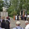 Die Fahnenabordnungen von zehn Karlshulder Vereinen begleiteten die Gedenkfeier der Soldaten-Veteranen-Kameradschaft zum 100. Jahrestag des Kriegerdenkmals.
