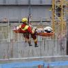 Auf einer Großbaustelle in Schwabing stürzte ein Bauarbeiter in einen Aufzugschacht. Die Feuerwehr konnte den Schwerverletzten mit einem Kran bergen.