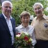 Gisela Böhnke (Mitte) feiert ihren 80. Geburtstag. Dazu gratulieren Ehemann Bodo (rechts) und Bürgermeister Martin Walch. 	
