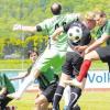 Silheims Torhüter Christian Katzer (links) und sein Mitspieler Dominik Schned haben Kopf und Kragen riskiert und doch kam der Pfuhler Christian Bohnacker (rechts) an den Ball. 