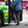 Eine ältere Frau steigt in einen Linienbus. Tübingens Oberbürgermeister Palmer  rät Senioren in der Pandemie die Stadtbusse zu meiden.