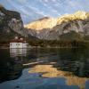 Besonderer Anblick: Die Kirche St. Bartholomä steht im Nationalpark am Königssee vor dem Watzmann.