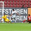 Ruben Vargas trifft für den FC Augsburg zum 1:0 gegen Alessio Cragno.