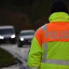 Auf der Straße zwischen Dillingen und Fristingen hat die Polizei eine Frau aus dem Verkehr gezogen, die keine Fahrerlaubnis hatte.
