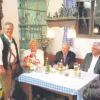 Für die Dauerleihgabe der Sieben-Schwaben-Schnitzerei (oben) dankte Joachim Böck (links) dem Ehepaar Claudia und Kaspar Schmid (Mitte) von der Brauerei Ustersbach. Auch Anton Welzhofer von der Schönebacher Mühle war Gast am Vorabend des Internationalen Museumstags.