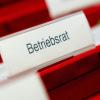 Bei der Betriebsratswahl darf jeder Arbeitnehmer mitwählen, der mindestens 16 Jahre alt ist und dem Betrieb angehört.